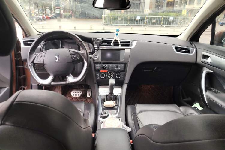 Used DS 6 2014 1.6T Luxury Edition THP200 Center Console