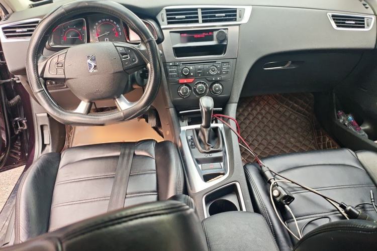 Used DS 6 2014 1.6T Comfort Edition THP160 Center Console