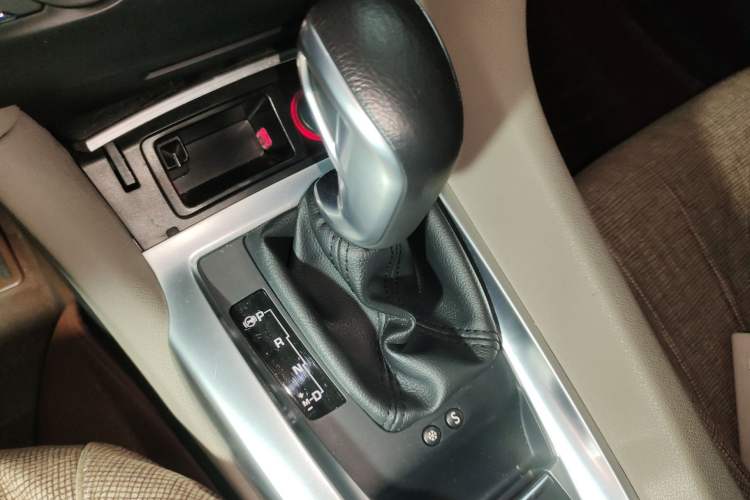Used DS 6 2014 1.6T Luxury Edition THP160 Gear Lever