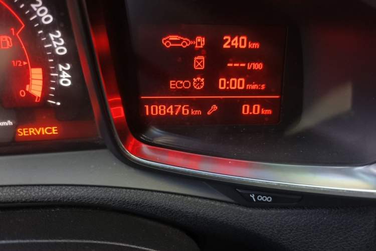 Used DS 6 2014 1.6T Luxury Edition THP160 Odometer Close Up