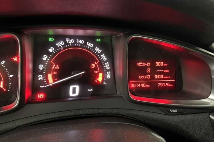Used DS 6 2014 1.6T Luxury Edition THP160 Odometer Close Up