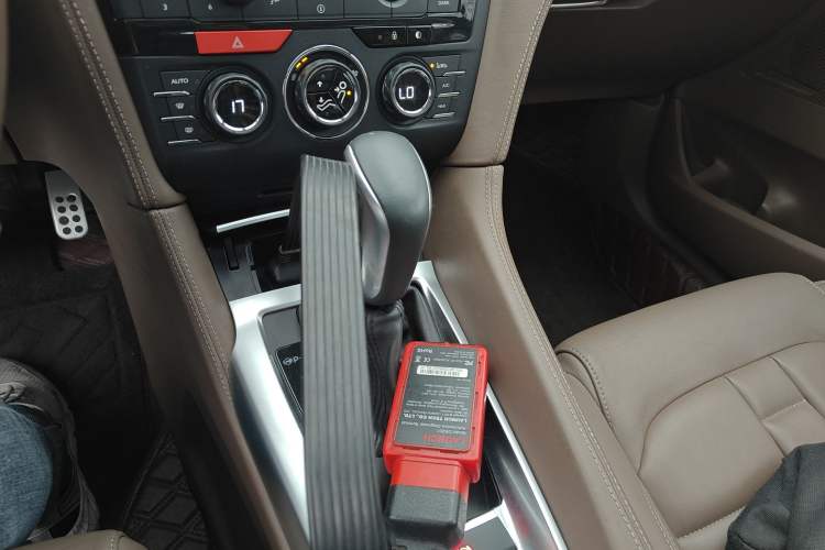 Used DS 6 2014 1.6T Prestige Edition THP200 Gear Lever