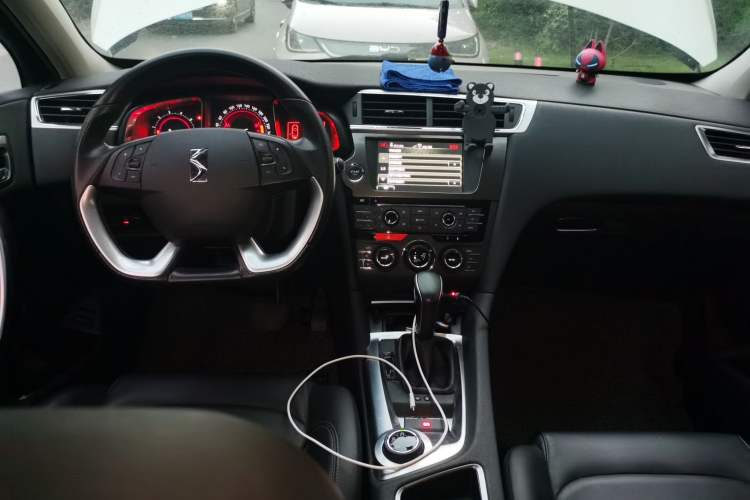 Used DS 6 2014 1.6T Elegant Version THP160 Center Console