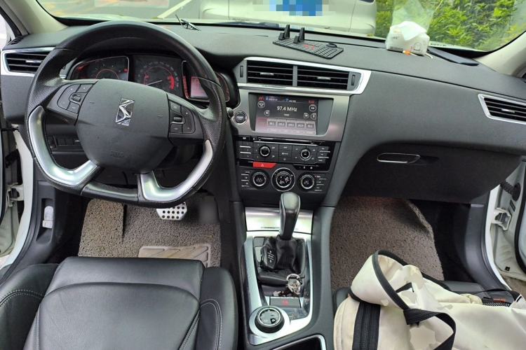 Used DS 6 2014 1.6T Luxury Edition THP200 Center Console
