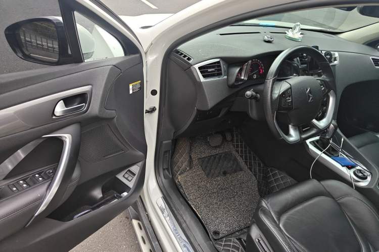 Used DS 6 2014 1.6T Luxury Edition THP160 Driver Seat