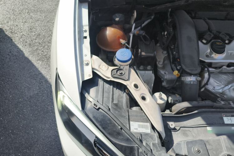 Used DS 6 2014 1.6T Luxury Edition THP200 Engine Bay Right