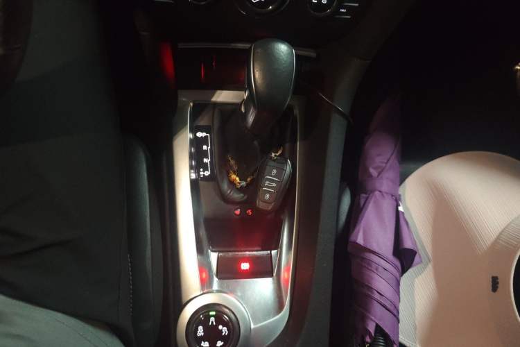 Used DS 6 2014 1.6T Luxury Edition THP160 Gear Lever