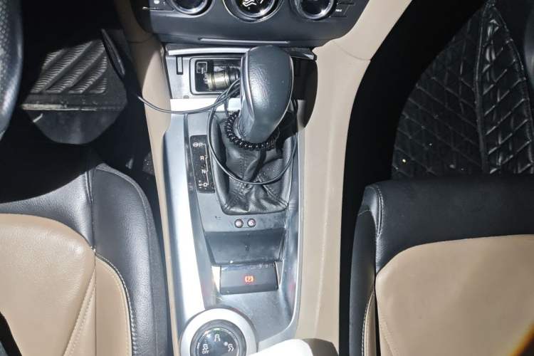 Used DS 6 2014 1.6T Luxury Edition THP160 Gear Lever
