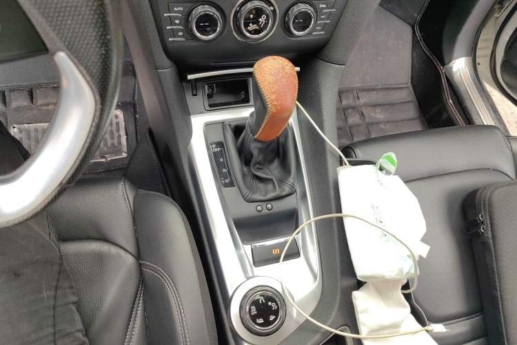 Used DS 6 2014 1.6T Luxury Edition THP160 Gear Lever