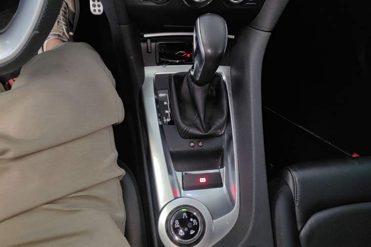 Used DS 6 2014 1.6T Luxury Edition THP200 Gear Lever