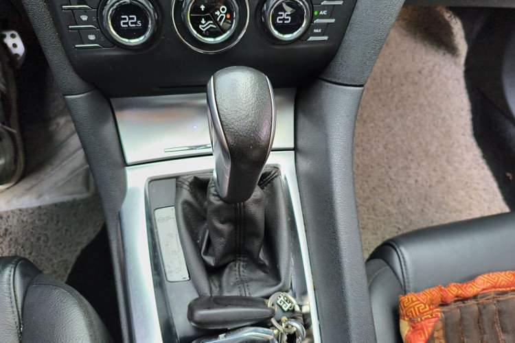 Used DS 6 2014 1.6T Luxury Edition THP200 Gear Lever