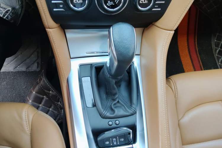 Used DS 6 2014 1.6T Prestige Edition THP160 Gear Lever