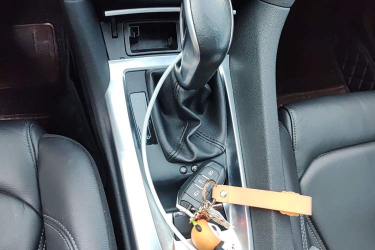Used DS 6 2014 1.6T Luxury Edition THP160 Gear Lever