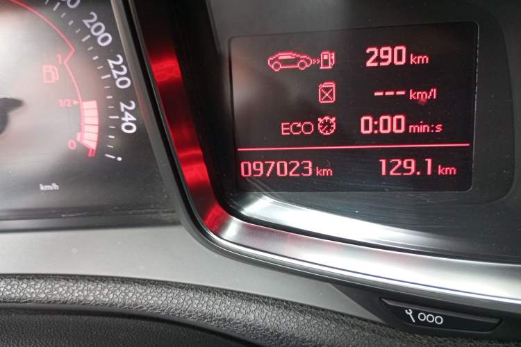 Used DS 6 2014 1.6T Luxury Edition THP160 Odometer Close Up