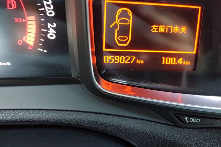 Used DS 6 2014 1.6T Luxury Edition THP160 Odometer Close Up
