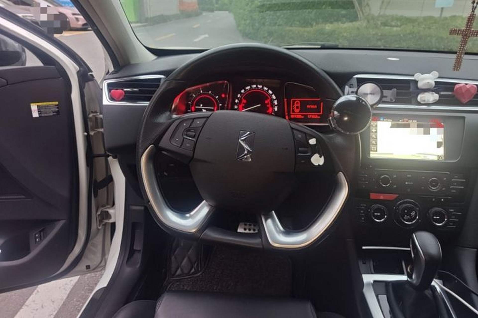 Used DS 6 2014 1.6T Luxury Edition THP200 Steering Wheel