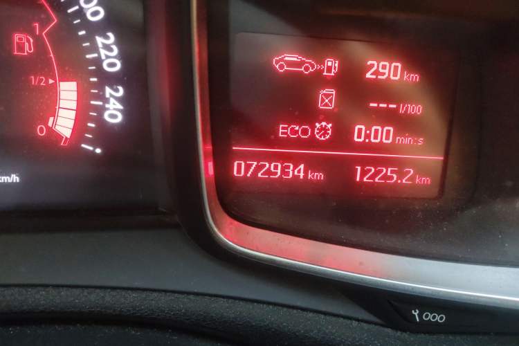 Used DS 6 2016 1.6T Luxury Edition THP160 Odometer Close Up
