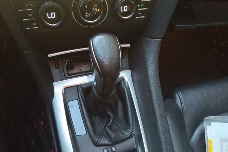 Used DS 6 2016 1.6T Luxury Edition THP160 Gear Lever