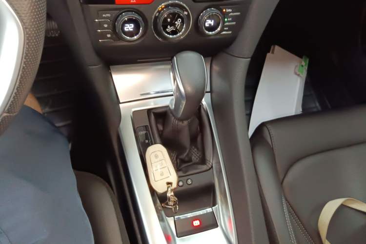 Used DS 6 2016 1.6T Luxury Edition THP160 Gear Lever