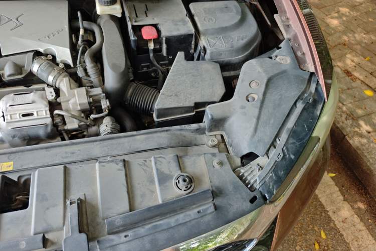 Used DS 6 2018 30THP Prestige Edition Engine Bay Left
