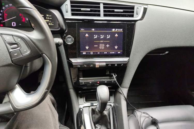 Used DS 6 2018 30THP Prestige Edition Audio And AC Panel