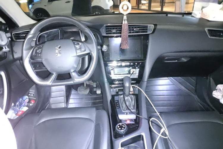 Used DS 6 2018 30THP ZhiShang Model Center Console