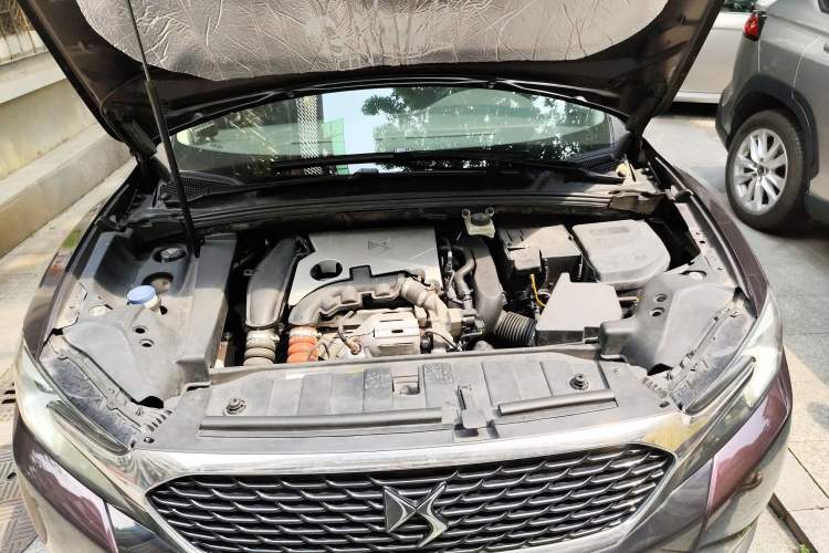Used DS 6 2018 30THP Prestige Edition Engine Bay