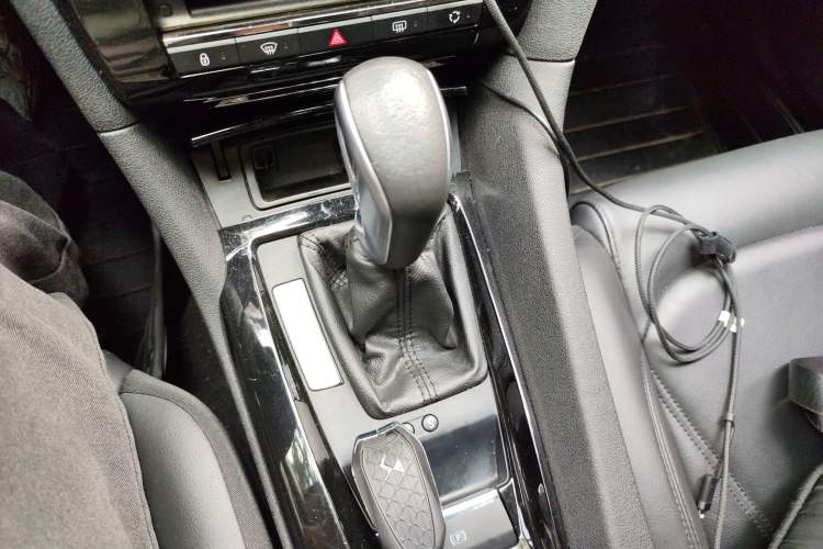 Used DS 6 2018 30THP Prestige Edition Gear Lever