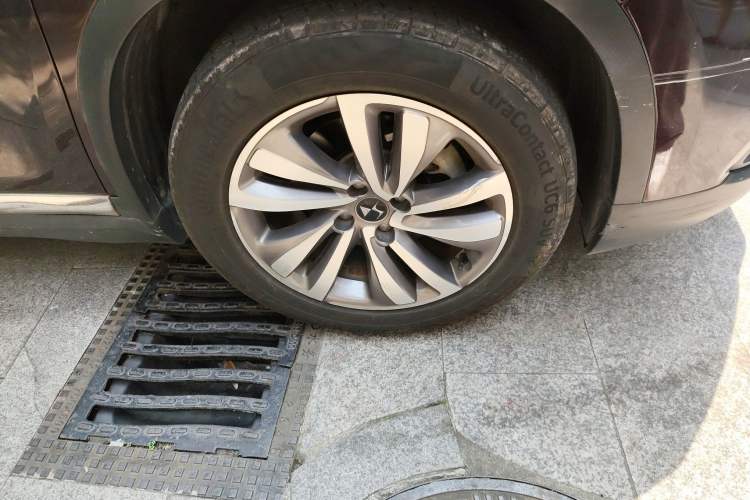 Used DS 6 2018 30THP Prestige Edition Right Front Wheel Hub