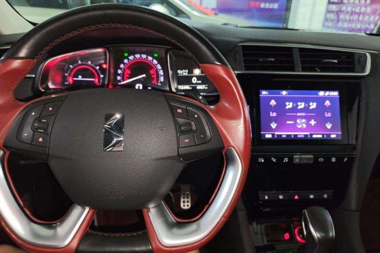 Used DS 6 2018 30THP P-Line Sport Model Center Console