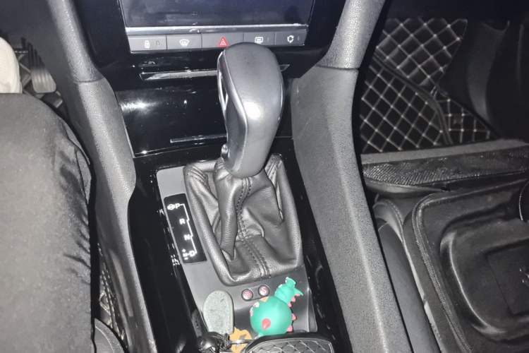 Used DS 6 2018 30THP Prestige Edition Gear Lever
