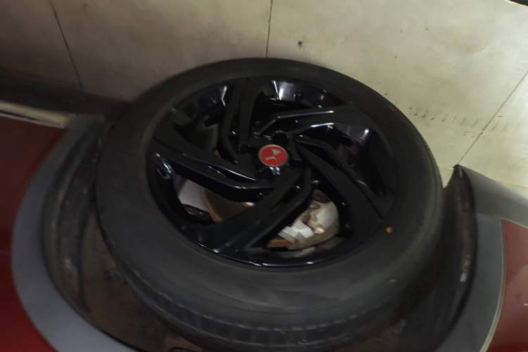 Used DS 6 2018 30THP P-Line Sport Model Left Front Wheel Hub