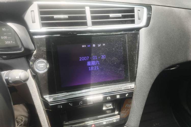 Used DS 6 2018 30THP Prestige Edition Audio And AC Panel