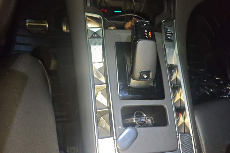 Used DS 7 2018 45THP Opera Edition Gear Lever