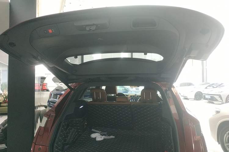 Used DS 7 2018 45THP Rivoli Pioneer Edition Trunk