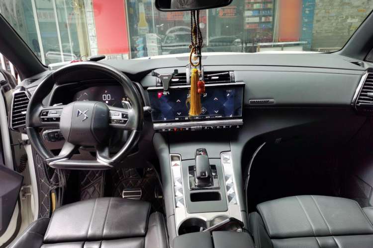Used DS 7 2018 45THP Rivoli Pioneer Edition Center Console