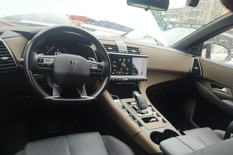 Used DS 7 2020 35THP Montmartre Edition Center Console