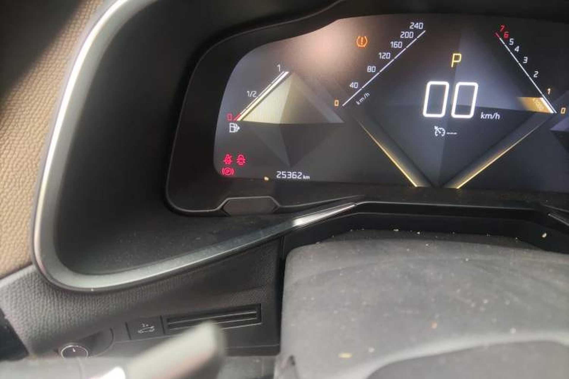 Used DS 7 2020 35THP Montmartre Edition Odometer Close Up