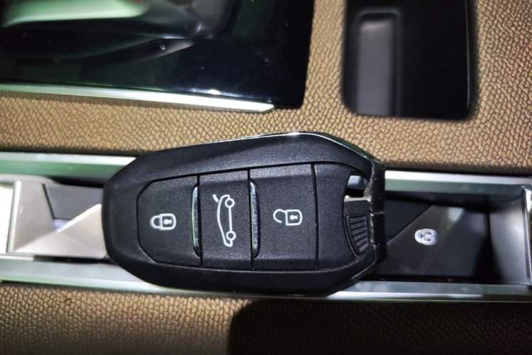 Used DS 7 2022 35THP Montmartre 10th Anniversary Limited Edition Vehicle Key