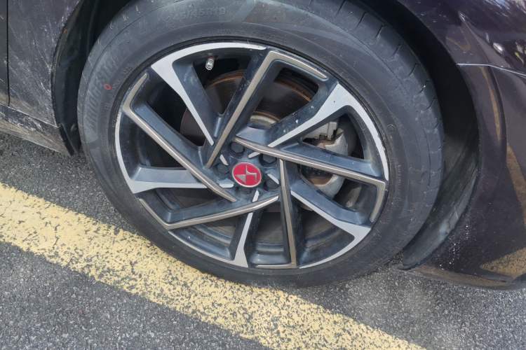 Used DS 9 2021 45THP Opera House Edition Right Front Wheel Hub
