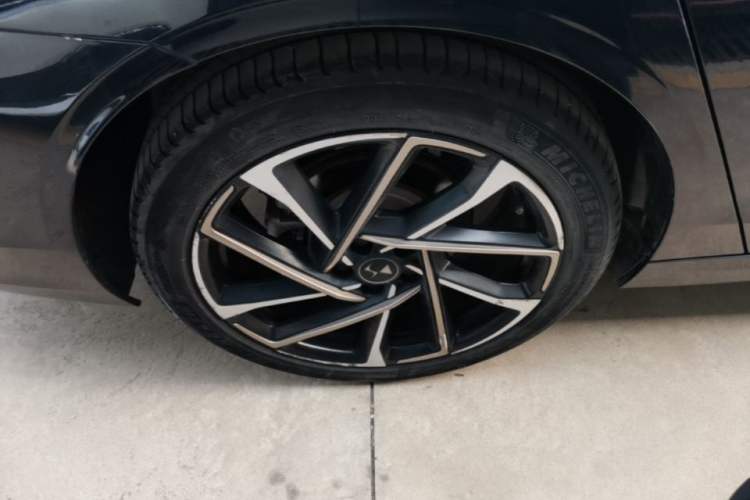 Used DS 9 2021 45THP Opera House Edition Right Rear Wheel Hub
