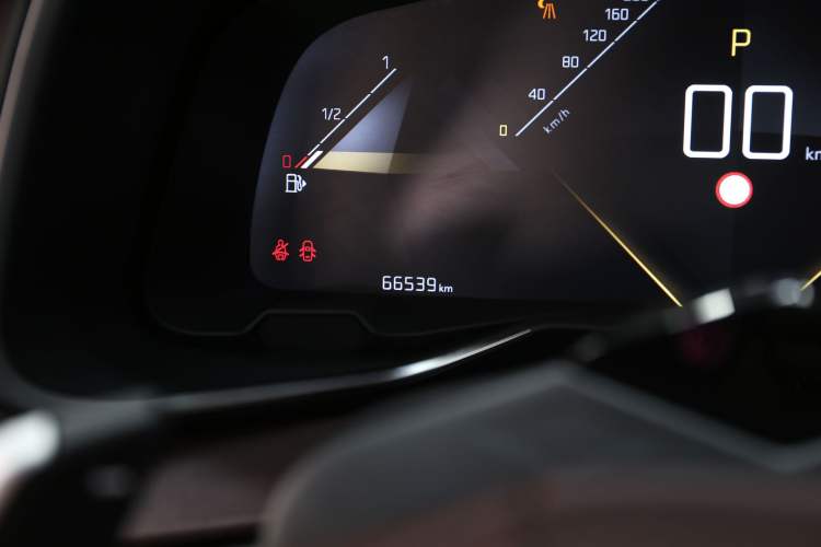 Used DS 9 2021 45THP Opera House Edition Odometer Close Up