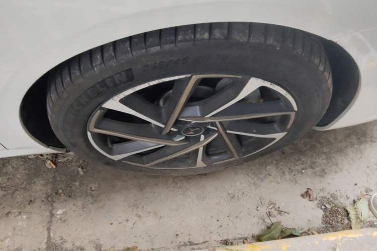 Used DS 9 2021 45THP Opera House Edition Right Front Wheel Hub