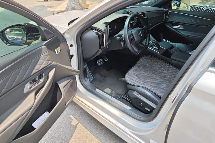 Used DS 9 2022 45THP Rivoli Tech Edition Driver Seat