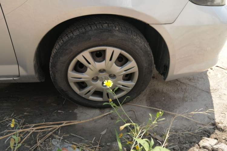 Used Everus S1 2011 1.3L Automatic Comfort Edition Right Front Wheel Hub