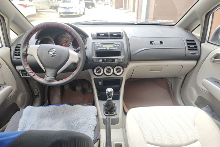 Used Everus S1 2014 1.3L Manual Comfort Edition Center Console
