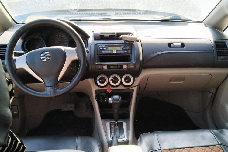 Used Everus S1 2014 1.3L Automatic Comfort Edition Center Console