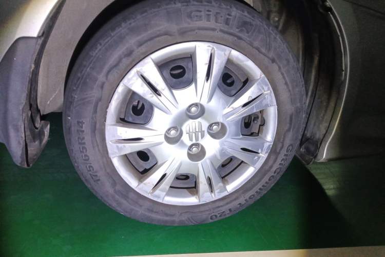 Used Everus S1 2014 1.3L Automatic Comfort Edition Right Front Wheel Hub