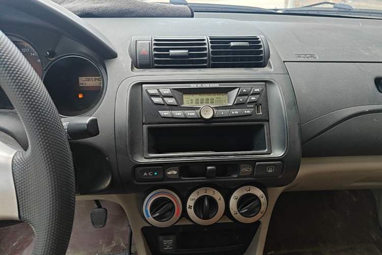 Used Everus S1 2014 1.3L Manual Comfort Edition Audio And AC Panel