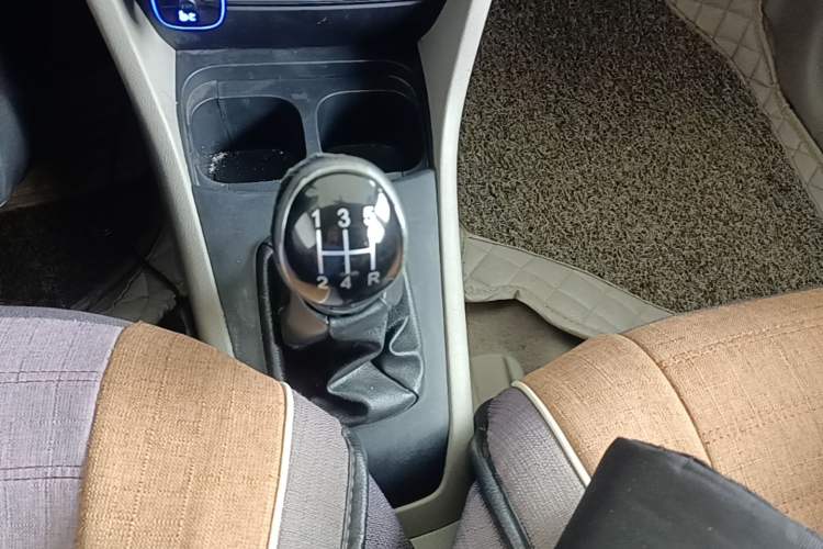 Used Everus S1 2014 1.3L Manual Comfort Edition Gear Lever